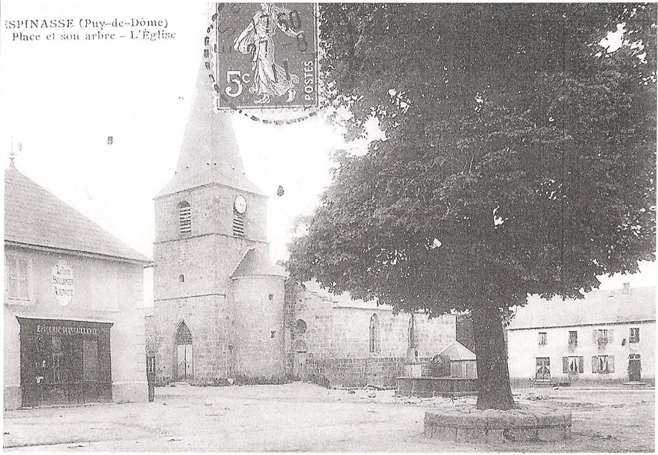 La place avec son arbre et la fontaine au début du 20ème siècle