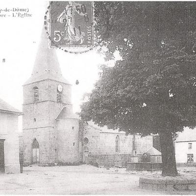 La place avec son arbre et la fontaine au début du 20ème siècle