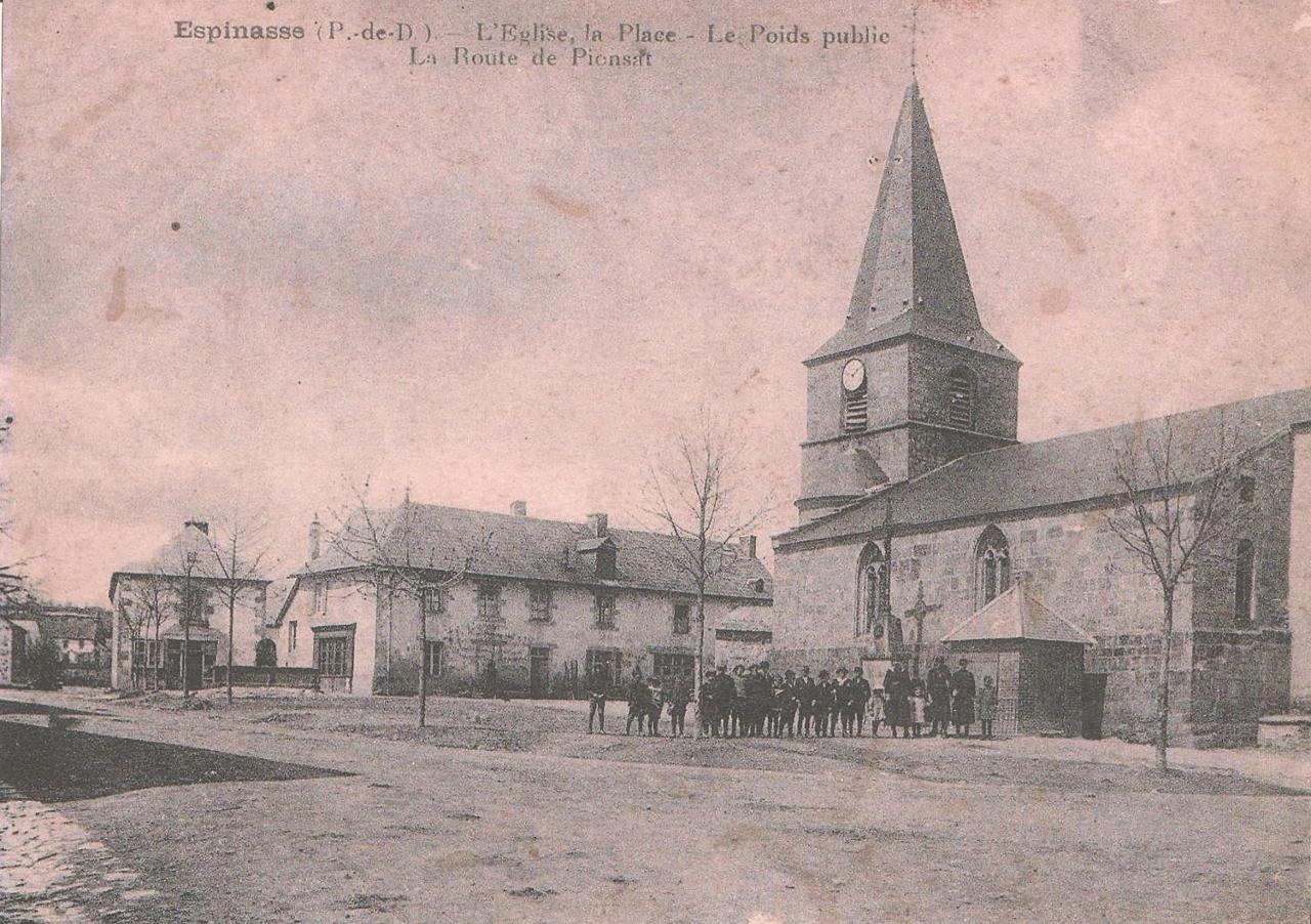 La place avec l'église, la fontaine et le poids public