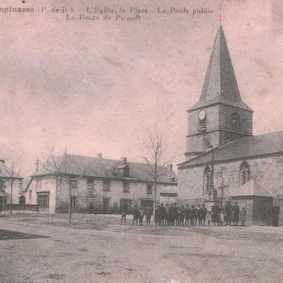 La place avec l'église, la fontaine et le poids public