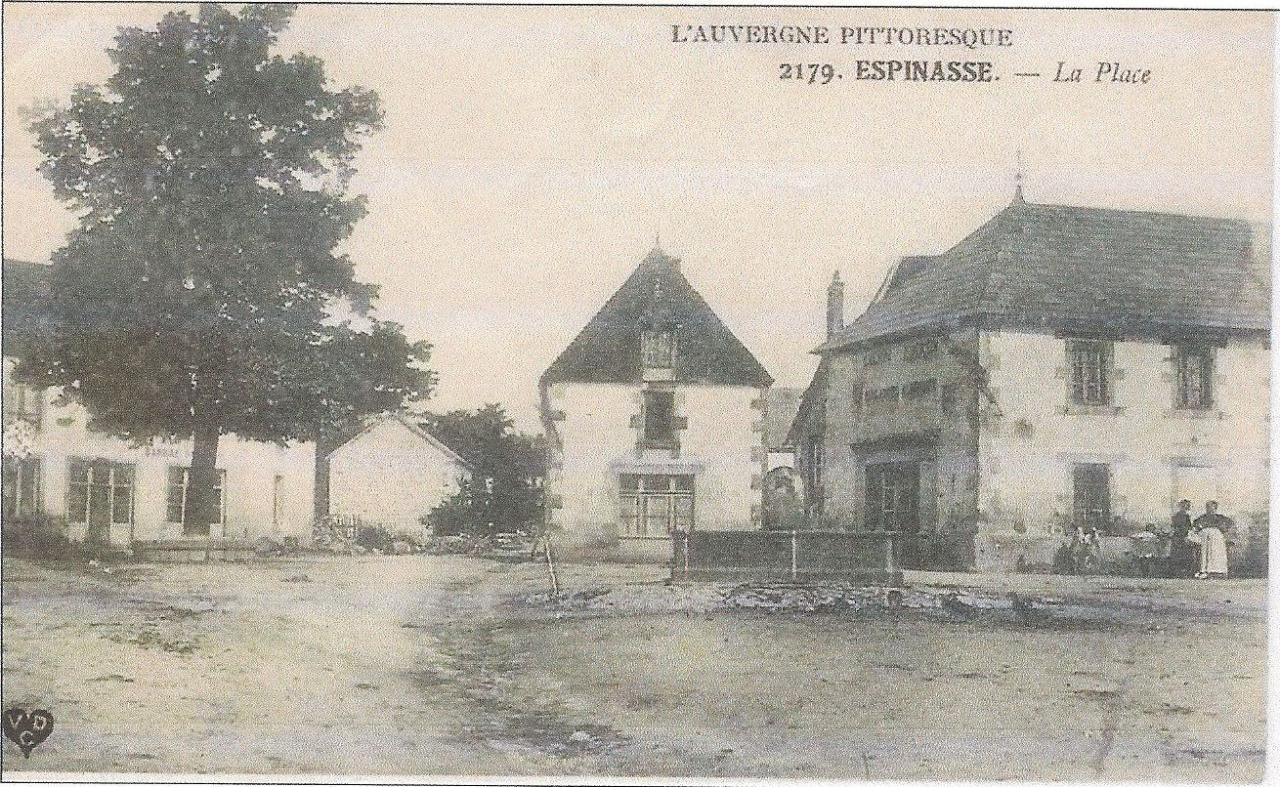 La place avec la fontaine et l'arbre