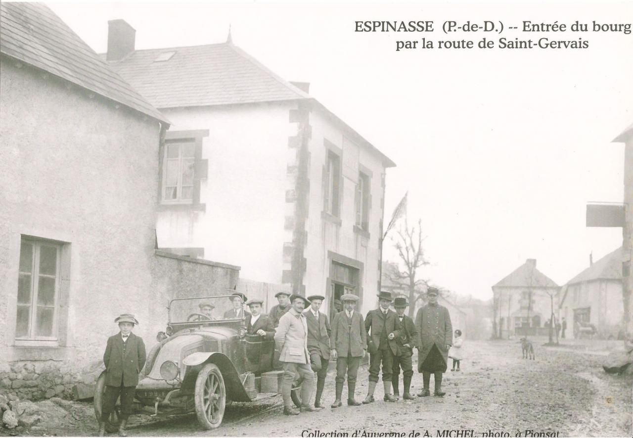 L'entrée du bourg par la route de Saint-Gervais-d'Auvergne