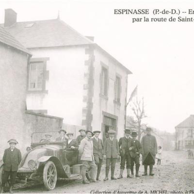 L'entrée du bourg par la route de Saint-Gervais-d'Auvergne